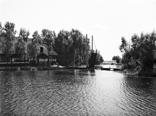 Een boerderij aan de Weipoortse Vliet in Weipoort bij Zoeterwoude.