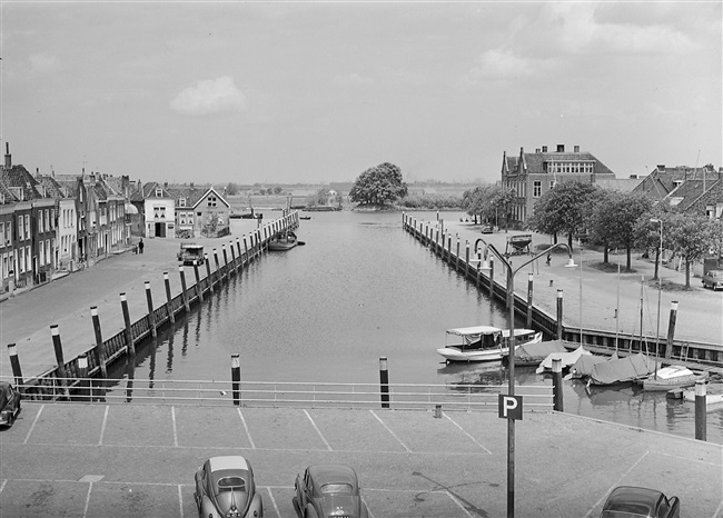 Uitzicht over de haven in het centrum van Oud-Beijerland