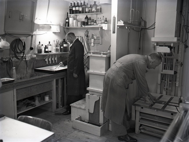 Donkere kamer van Provinciale Waterstaat in Den Haag, 1950