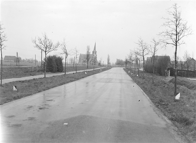 Groene Kruisweg/N492 met Dorpskerk in Poortugaal, 1947