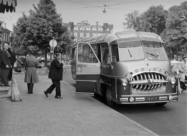 Gedeputeerde H. van Riel gaat met een Bedford op excursie