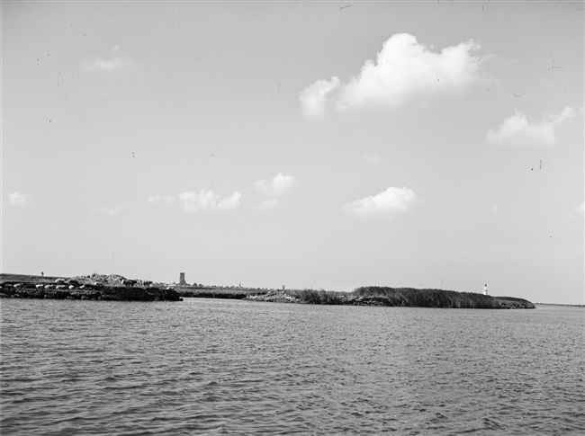 De Brielse Maas. In 1950 is deze afgedamd. Vanaf die tijd is de Brielse Maas, beter bekend als het Brielse Meer, een binnenwater.