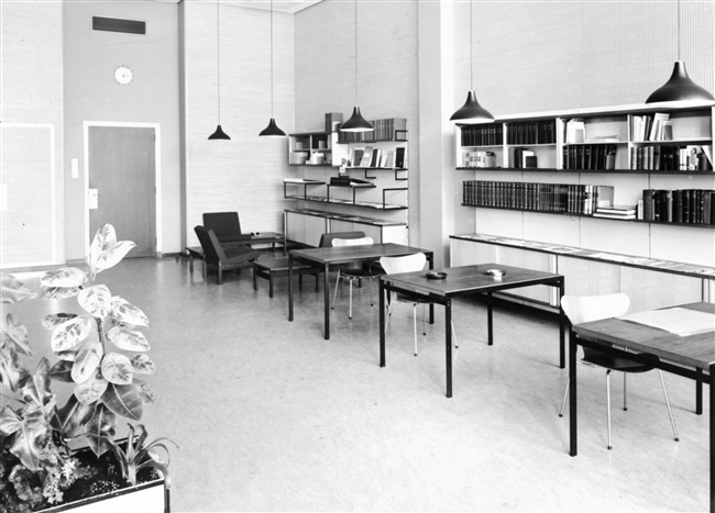 Leeszaal van het provinciehuis in Den Haag, 1968