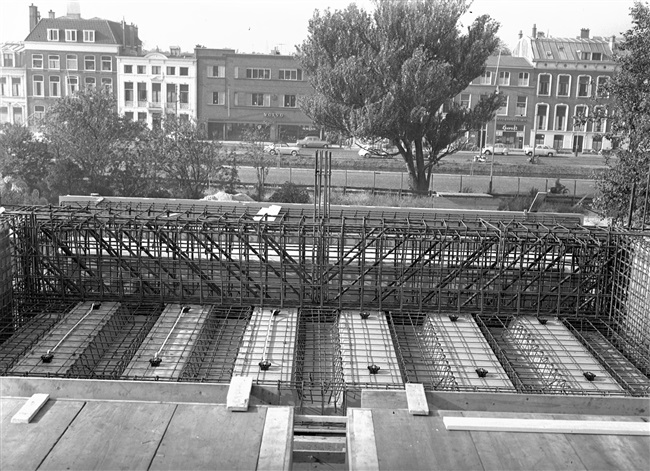 De hoogbouw van het nieuwe provinciehuis aan de Koningskade. Detailopname van de wapening van de hoofdbalk boven de entree.