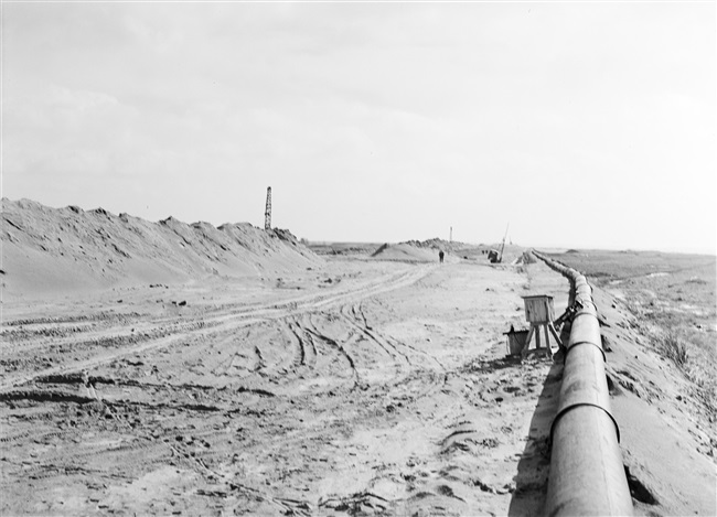 Dijkbouw bij Galathese haven op Goeree-Overflakkee, 1953
