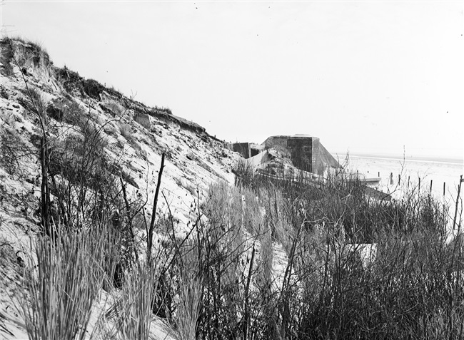 Duitse bunker in de duinen van Nieuw-Helvoet, 1953