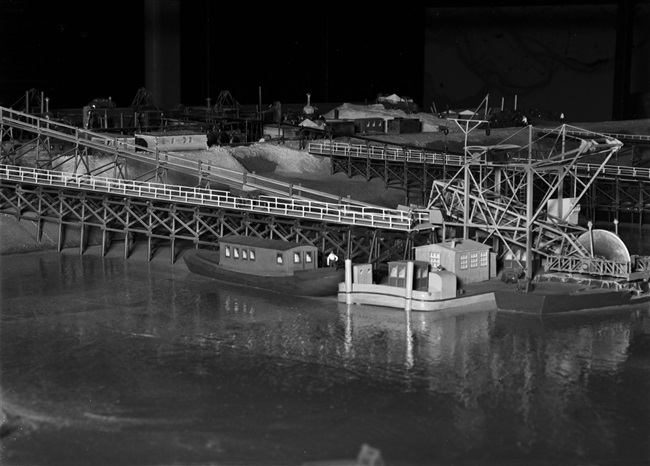 Model van asfaltfabriek in Hoek van Sint Jacob, 1955