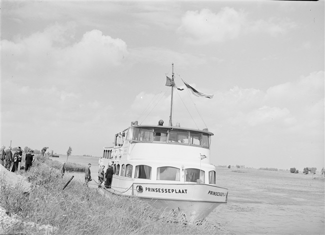 De Provinciale Staten van Zuid-Holland gaan aan boord van de Prinsesseplaat, een Spido rondvaartboot, tijdens een excursie.