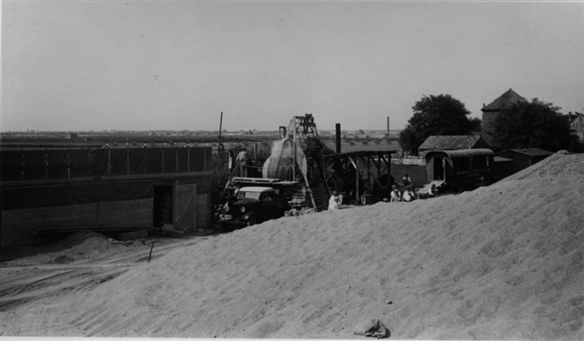 Opslag van toeslagmaterialen voor aanleg Maasdijk, 1936