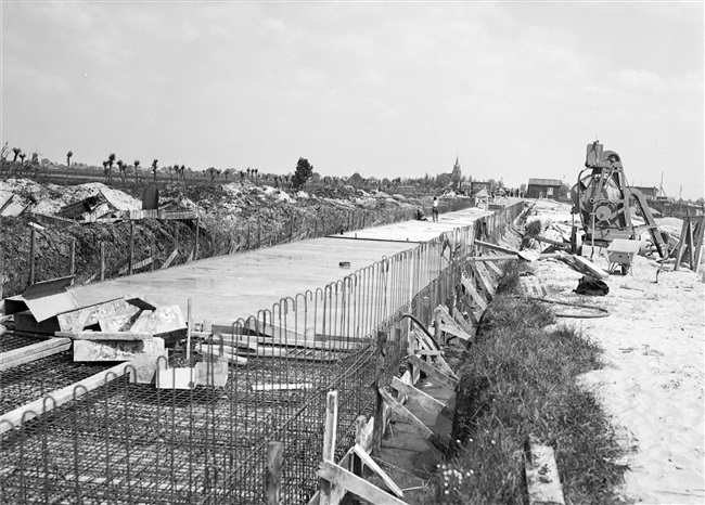 Aanleg van de provinciale weg nr. 30 van Bergambacht naar Krimpen aan den IJssel. In de wapening voor het wegdek is beton gestort.
