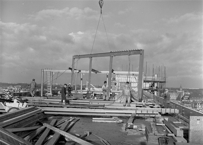 Het staalskelet voor de kantine van het provinciehuis wordt geplaatst.