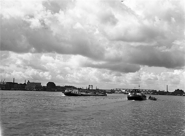 Spoorbrug over de Oude Maas