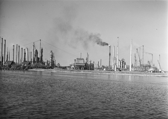 Bataafsche Petroleum Maatschappij (BPM) in Pernis, 1957