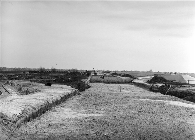 Aanleg van de (drijvende) weg nr. 29 tussen Stolwijk en Bergambacht door de Provinciale Waterstaat. Achteraan een gedeelte van het rijzenbed, dat dient als versteviging van de natte ondergrond.