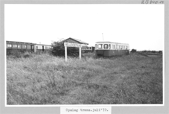 Opslag van oude trams in Hellevoetsluis, 1972