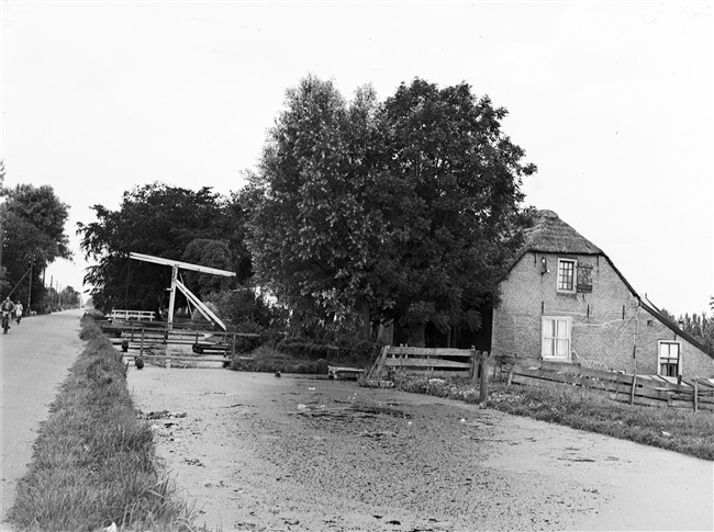 Een boerderij aan de Voorweg langs de Molenvaart