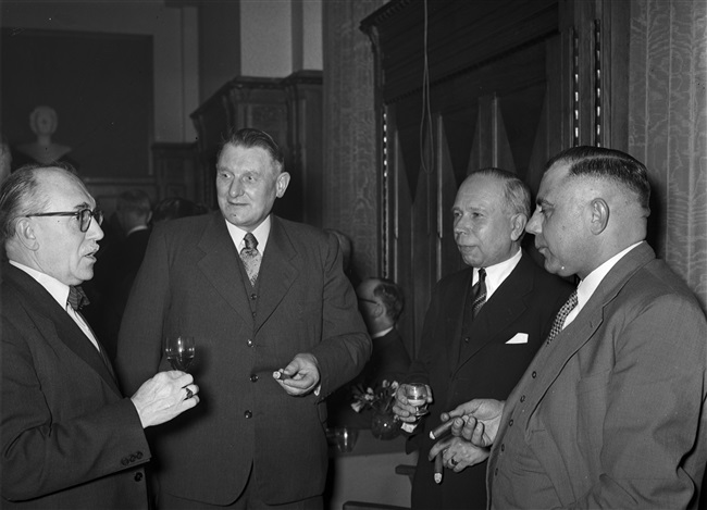 Leden van de Provinciale Staten bij de kennismakingsreceptie van Jan Klaasesz, nieuwe commissaris van de Koningin. Links M.C. van Keule, afdelingschef van de Griffie. De receptie vindt plaats aan het Korte Voorhout 1.