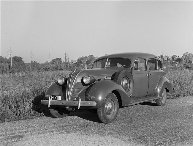 Dienstauto van de hoofdingenieur van de Provinciale Waterstaat in Zuid-Holland. De auto is van het Amerikaanse automerk Hudson.