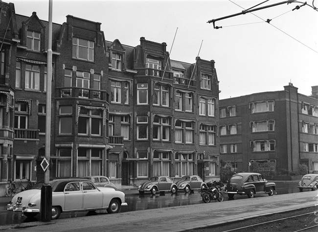 De Benoordenhoutseweg met de panden nr. 22 en 23, waar vanaf 1951 ambtenaren van de Provinciale Griffie tijdelijk werden gehuisvest.
