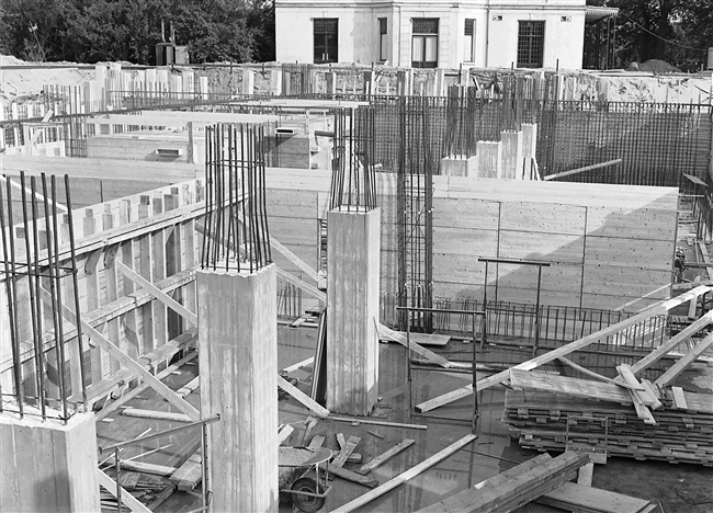 De keldervloer en de betonkolommen van het nieuwe provinciehuis. Op de achtergrond het voormalige directiegebouw van de Haagsche Dierentuin.