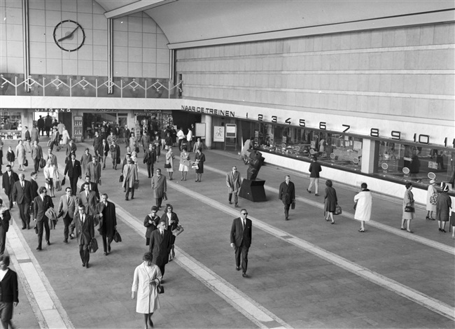 Treinreizigers in de hal van het Station Rotterdam Centraal