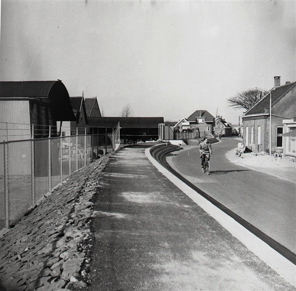 Dijkverzwaring, waarbij de dijk is verhoogd en verbreed. De foto is waarschijnlijk gemaakt tussen 1950 en 1970.