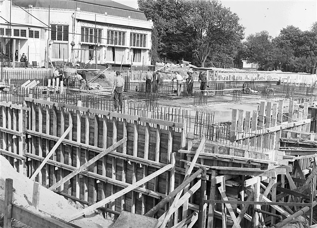 Betonstorters storten souterrainvloer provinciehuis, 1959