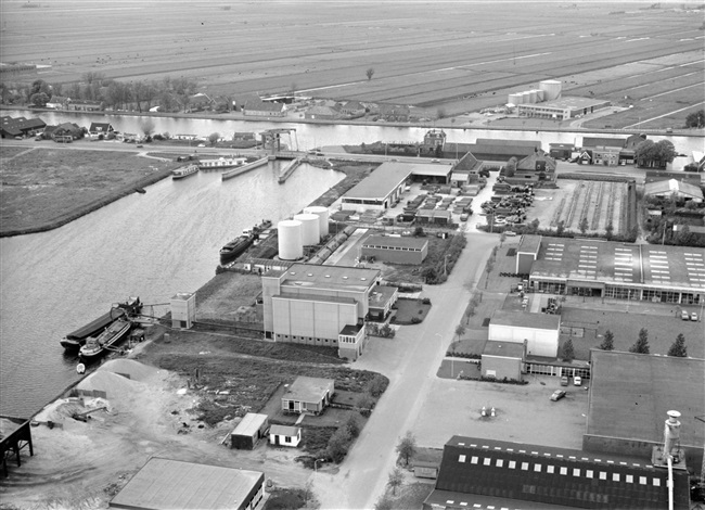 Uitzicht over een industriegebied vanaf de PTT toren