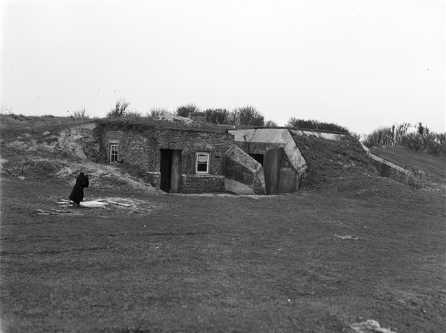 Bunkerwoning bij Nieuwlandsedijk in Hoek van Holland, 1950