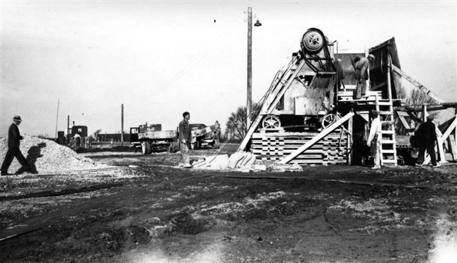 Aanleg betonnen wegdek van de Maasdijk met betonmenger, 1936