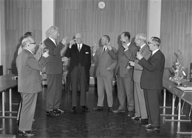 Afdelingschefs met in het midden de heer mr. F.A. Helmstrijd, griffier van de Provinciale Staten van Zuid-Holland. De bijeenkomst vindt plaats in het provinciehuis aan de Koningskade.
