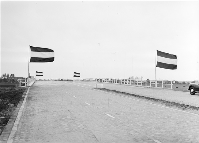 Opening van de Drechtbrug (N207) over de Drecht bij Leimuiden.