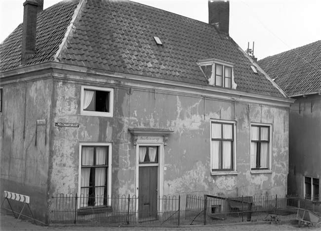 Woonhuis nr. 1 op de hoek van De Gnephoek. Op de voorgevel staat links 's-Molenaarsbuurt vermeld. Boven de entree is de naam Buitenzorg geschilderd.