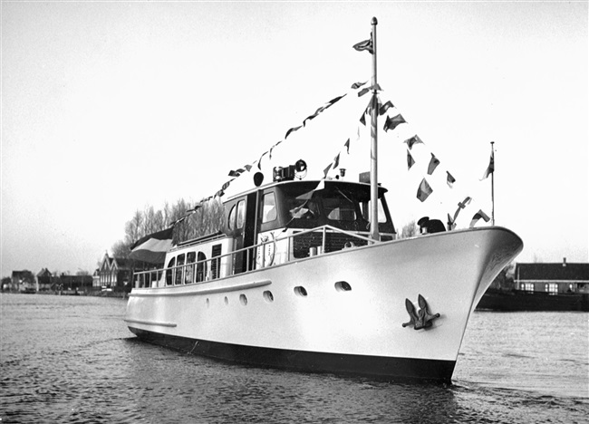De Provincie Zuid-Holland na tewaterlating in Kaag, 1961
