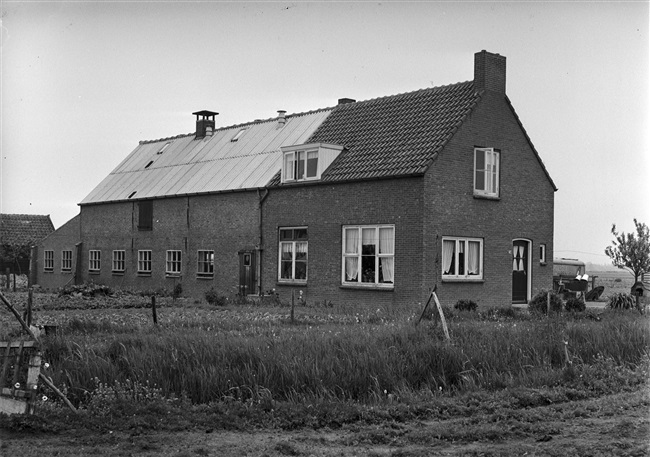 Boerderij bij de Dordtse Kil in 's-Gravendeel, 1956