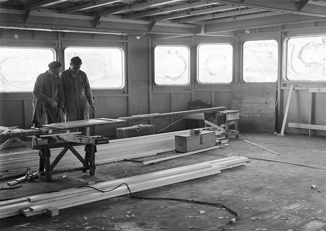 Scheepsbouwers bij de bouw van de Haringvliet, 1957