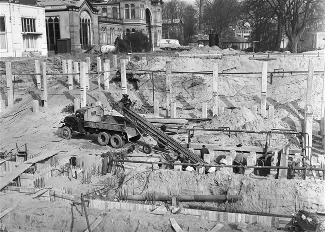 Beton wordt gestort voor de bouw van het nieuwe provinciehuis.