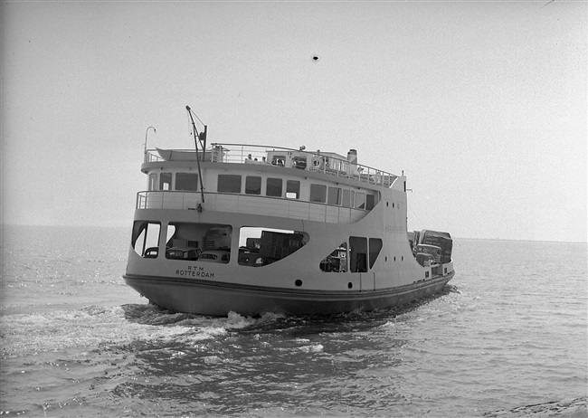 De veerboot Haringvliet vaart weg bij Hellevoetsluis, 1958