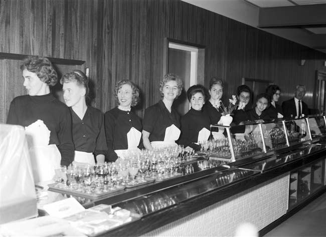 Medewerkers kantine van het provinciehuis in Den Haag, 1964