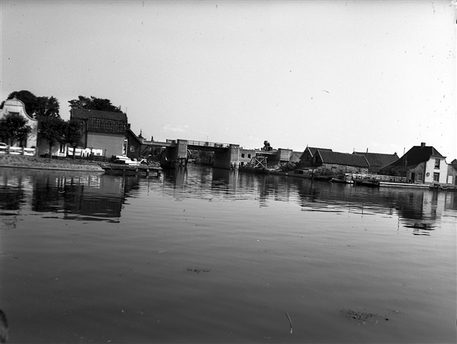De Steekterbrug over de Oude Rijn in Alphen aan den Rijn. Na de oorlog kwam de bruggenbouw weer op gang en werd deze brug gebouwd. De foto is waarschijnlijk gemaakt tussen 1950 en 1959.