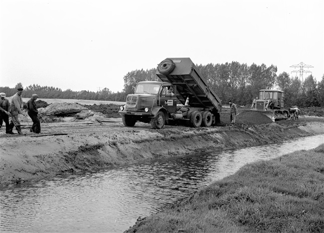 Grondwerkzaamheden bij de aanleg van weg nr. 45