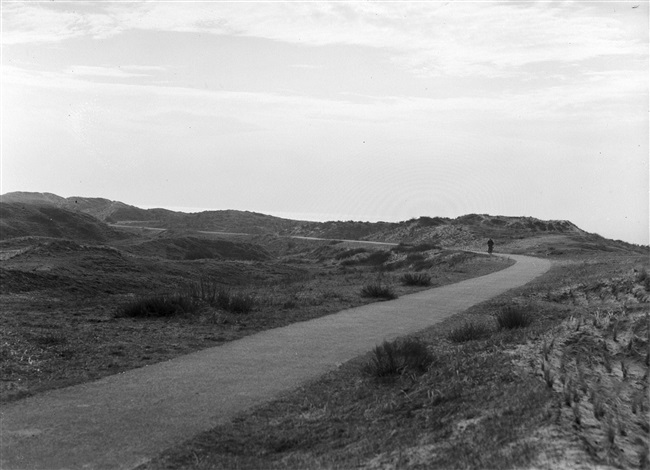 Fietspad door de duinen tussen Katwijk en Noordwijk. Door het aanleggen van fietspaden ontsluit de provincie Zuid-Holland natuurgebieden voor recreatie.