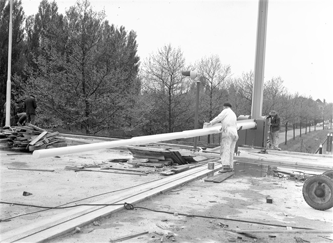 De slagboom van de in aanbouw zijnde eerste St. Sebastiaansbrug.