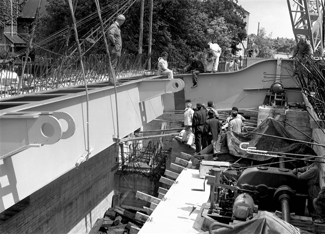 De bovenbouw van de eerste St. Sebastiaansbrug wordt geplaatst.