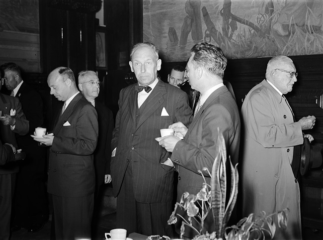 De Provinciale Staten van Zuid-Holland bezoeken het stadhuis van Dordrecht, bij een excursie naar De Biesbosch. In het midden Lodewijk Albert Kesper, commissaris van de Koningin.