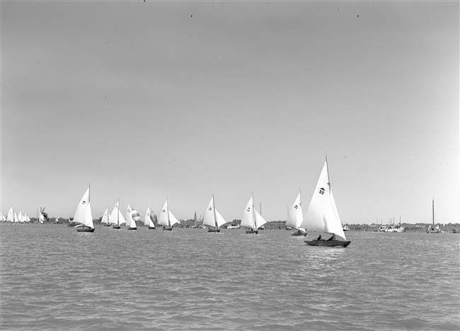 Zeilwedstrijd op de Kagerplassen, tijdens de Kaagweek.