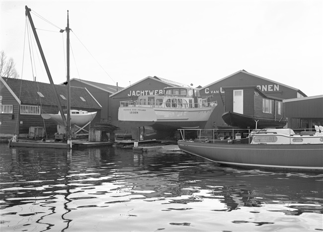 Motorjacht Provincie Zuid-Holland op werf in Kaag, 1961