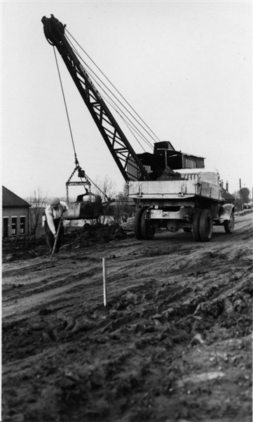 Aanleg Maasdijk met dragline en zandauto bij Maasdijk, 1936