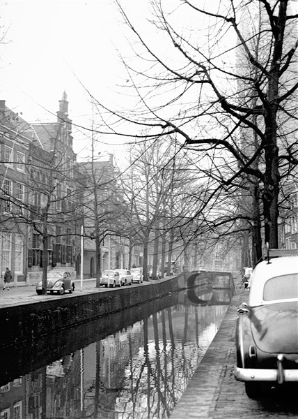 De Oude Delft met rechts de Oude Kerk