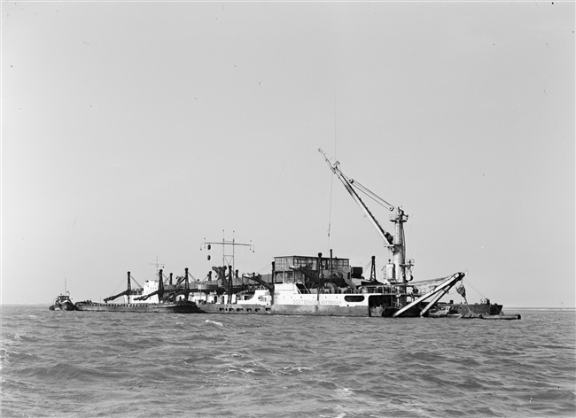 Zandzuiger AHOY bij dijkbouw aan Hoek van Sint Jacob, 1955